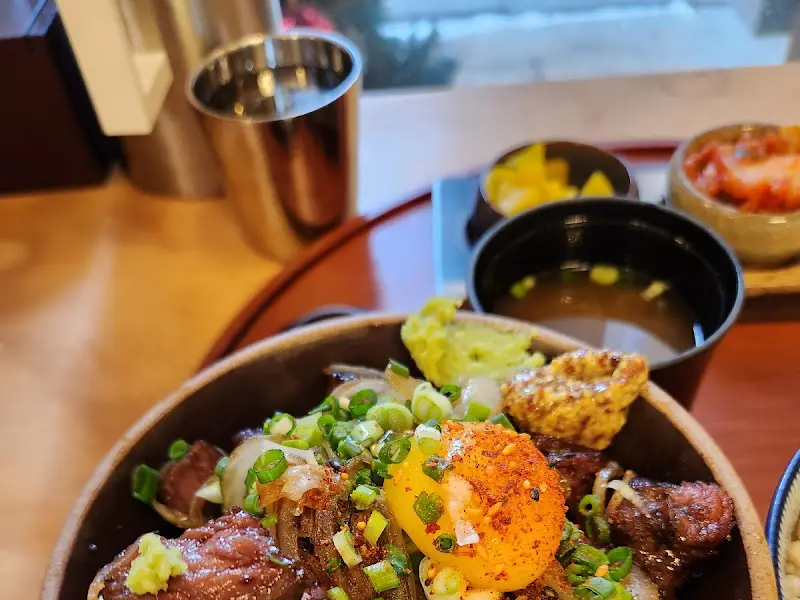 만코구의 스테이크 덮밥