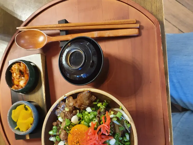 만코구의 나무 쟁반 세팅