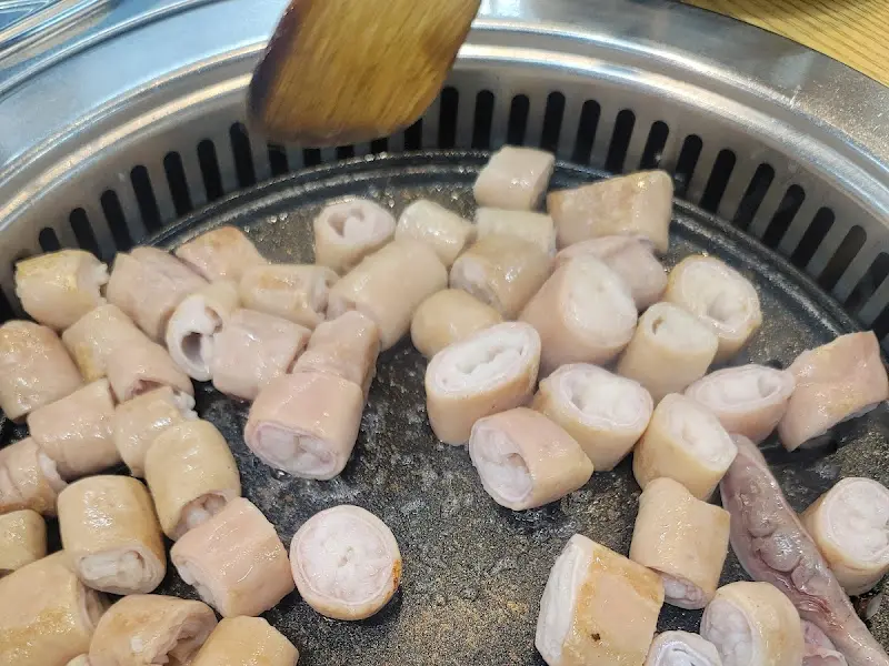 숯불 위에서 구워지고 있는 곱창