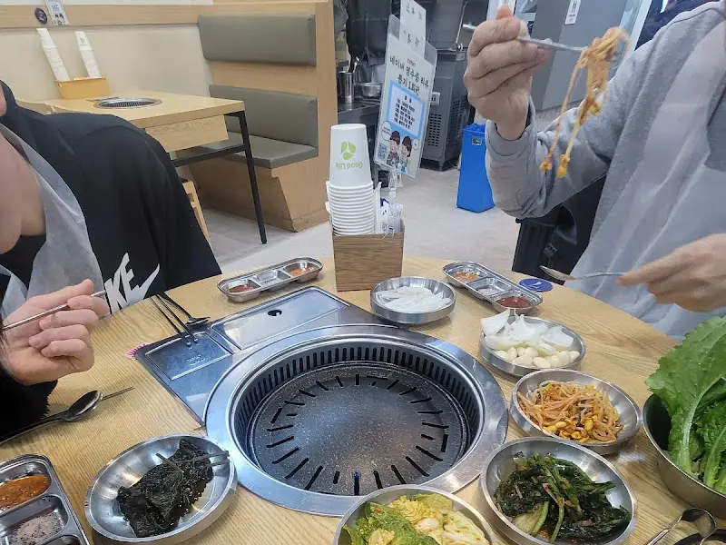 테이블 위에 놓인 곱창 구이와 밑반찬