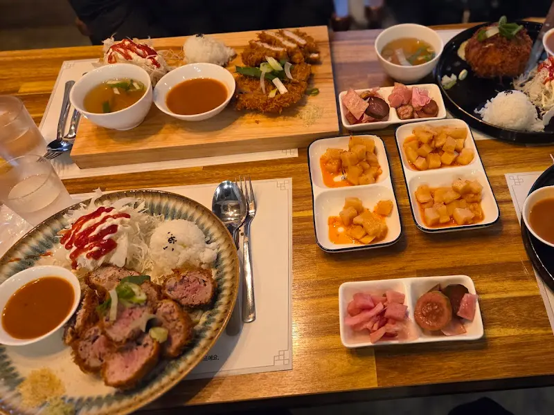 망치돈까스 전체 상차림