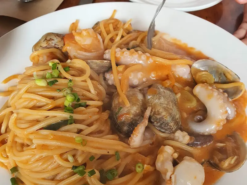 포크로 돌돌 말은 파스타