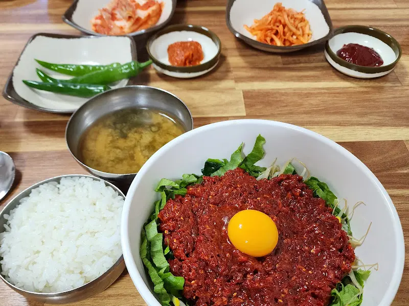 육회비빔밥과 반찬