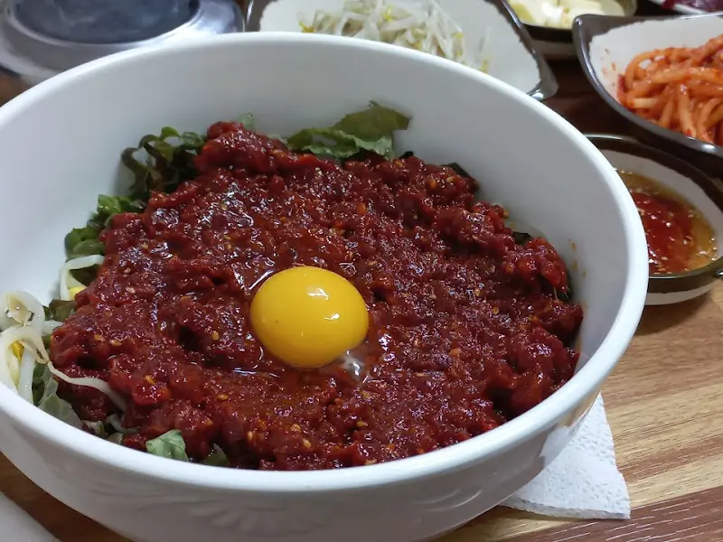 계란 노른자가 올려진 육회비빔밥