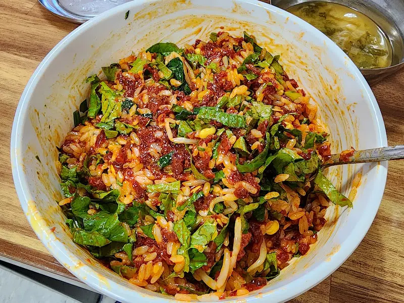 비벼진 육회비빔밥 근접샷