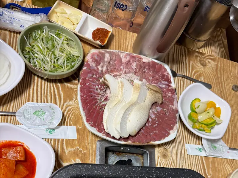 푸짐하게 차려진 오리 로스 한 상