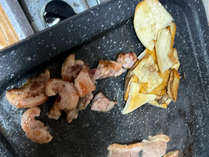 불판 위에서 익어가는 오리 로스