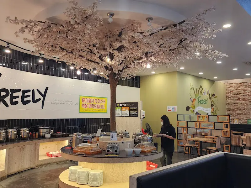 넓고 깔끔한 매장 내부