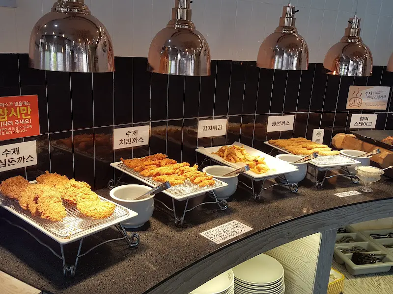 다양한 종류의 돈까스가 놓여진 뷔페 코너