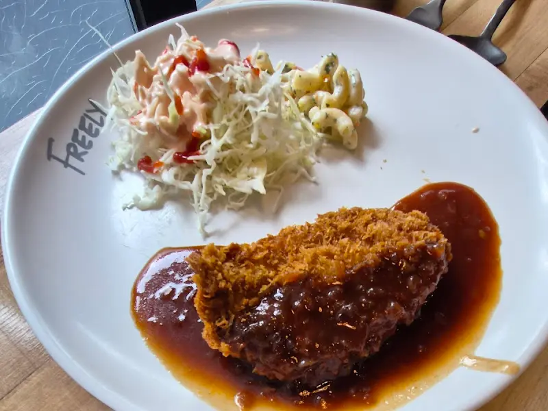 돈까스와 샐러드의 조화