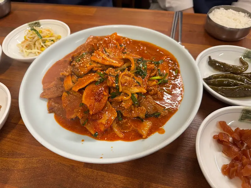 싱싱한 쌈 채소와 함께 제공되는 제육볶음