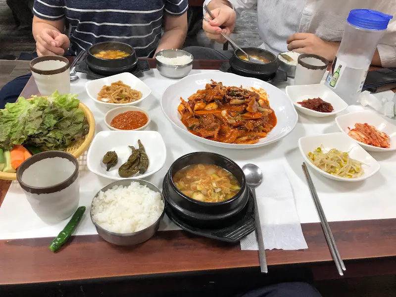 제육볶음, 홍어무침, 된장찌개, 그리고 다양한 밑반찬들