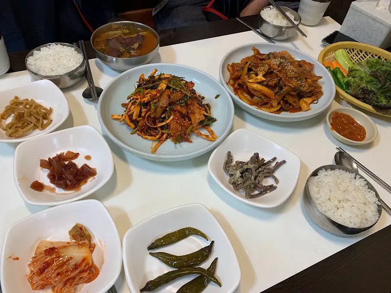 푸짐하게 차려진 점심 한 상