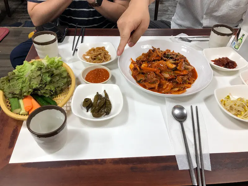 정갈하게 담겨 나오는 반찬들