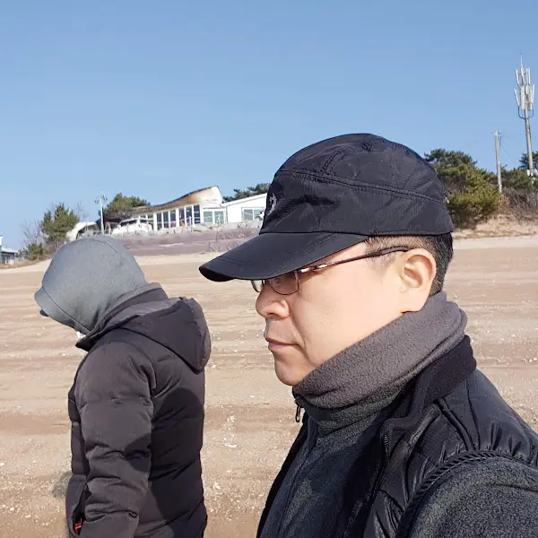 푸른 하늘 아래 펼쳐진 해변