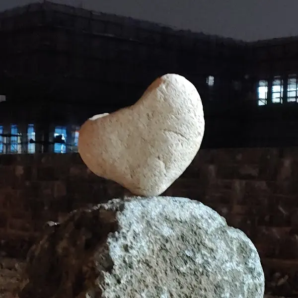 돌탑 위에 올려진 하트 모양 돌