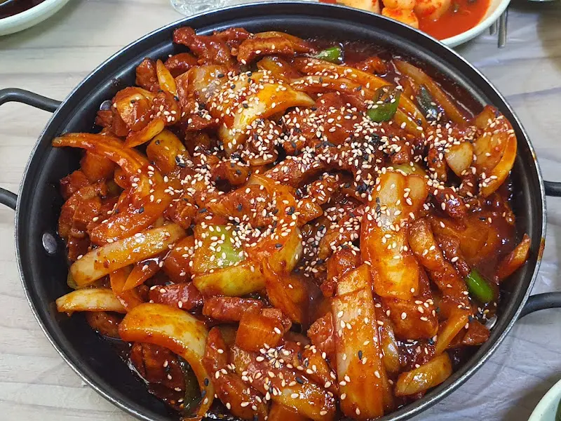 윤기가 흐르는 두루치기