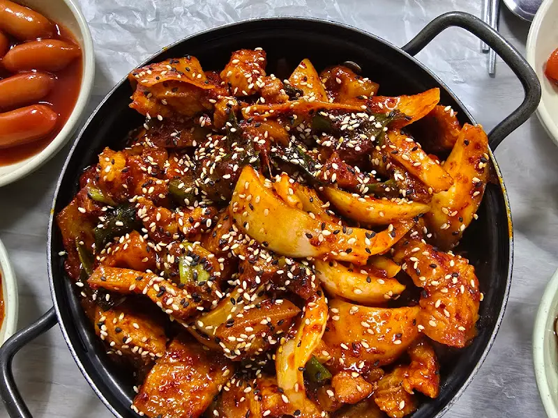 고소한 깨가 뿌려진 두루치기