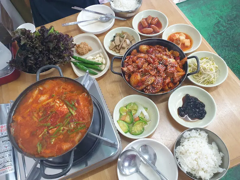 두루치기와 김치찌개 한상차림