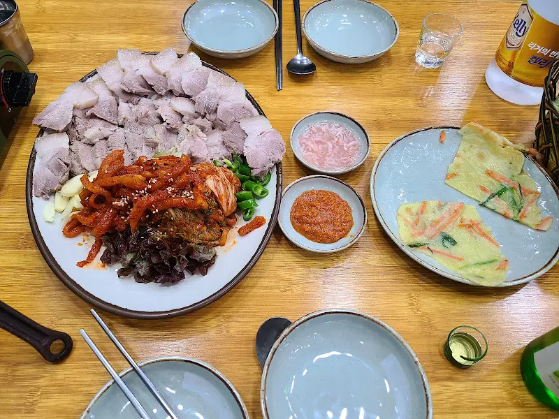 한 상 가득 차려진 보쌈 정식