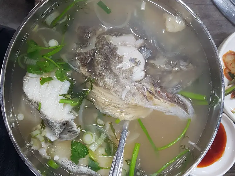 뽀얀 국물이 인상적인 대구탕