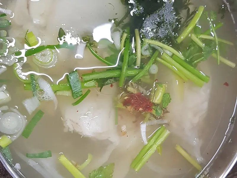 대구탕 속 신선한 재료들