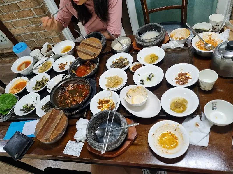 돌솥밥과 함께 푸짐하게 차려진 한 상
