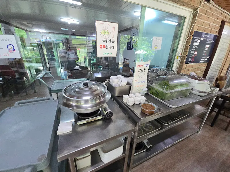 미역국과 쌈 채소를 마음껏 가져다 먹을 수 있는 셀프 코너