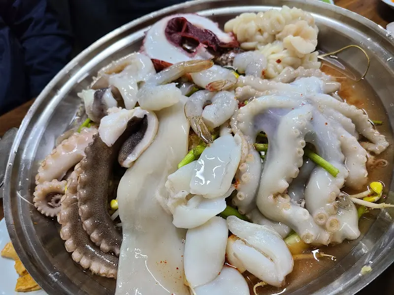 다양한 해산물이 가득한 해물탕