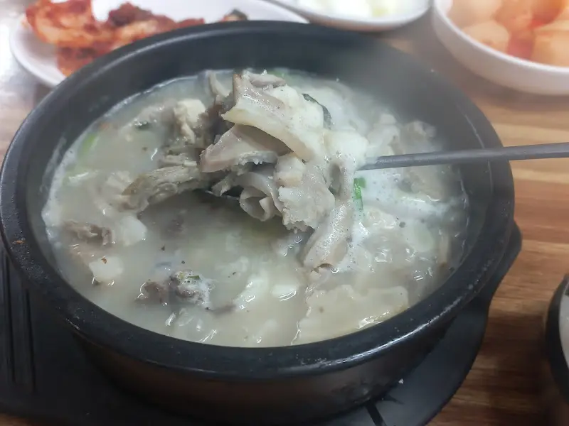 순대국 안의 푸짐한 고기