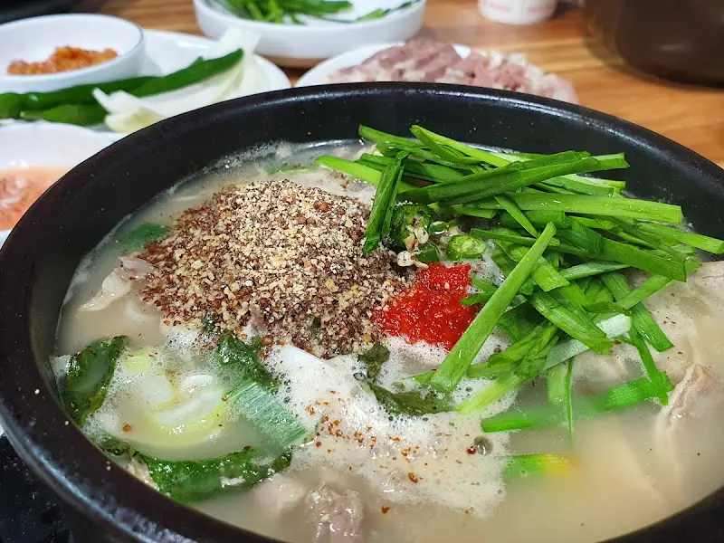 다진 양념과 들깨가루, 부추가 듬뿍 올려진 순대국