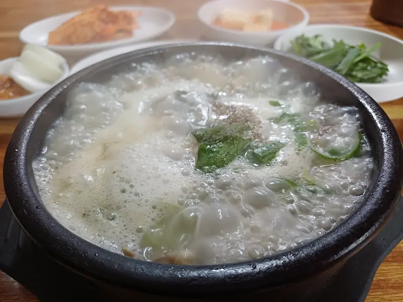 김이 모락모락 나는 순대국