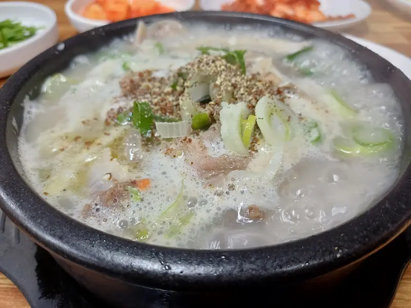 다진 양념이 풀어지기 전 뽀얀 국물의 순대국