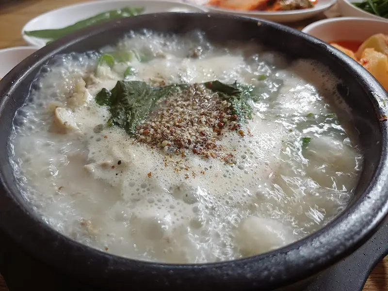 순대국에 들깨가루를 듬뿍 뿌린 모습