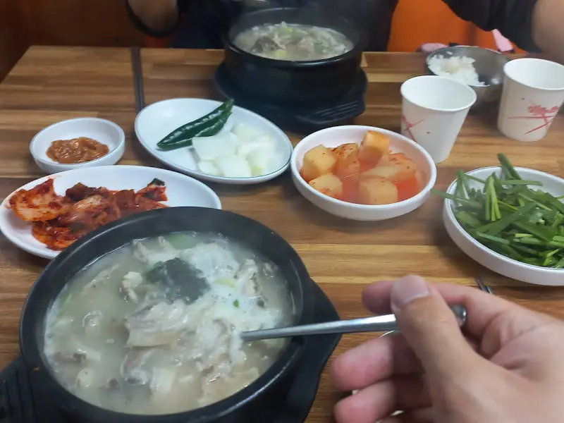 테이블 위에 놓인 순대국과 반찬들