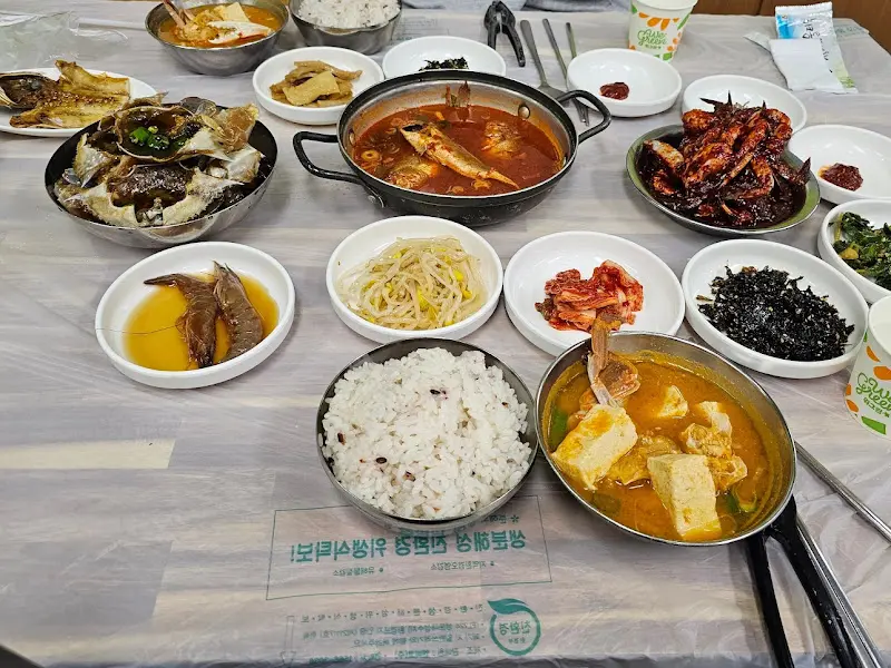 게장과 다양한 반찬들