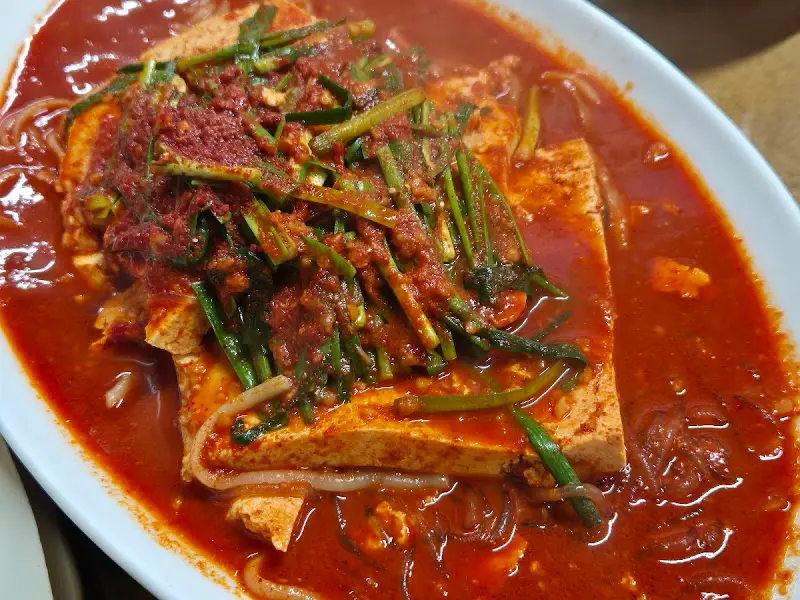 매콤한 양념에 버무려진 두부두루치기