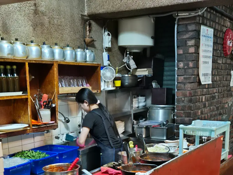 분주하게 움직이는 오픈 키친