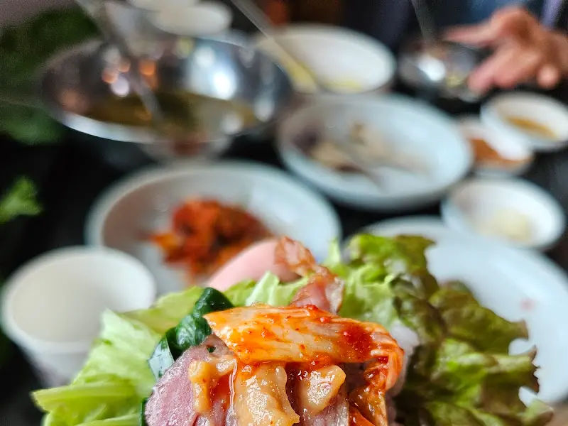 쌈 싸 먹는 모습