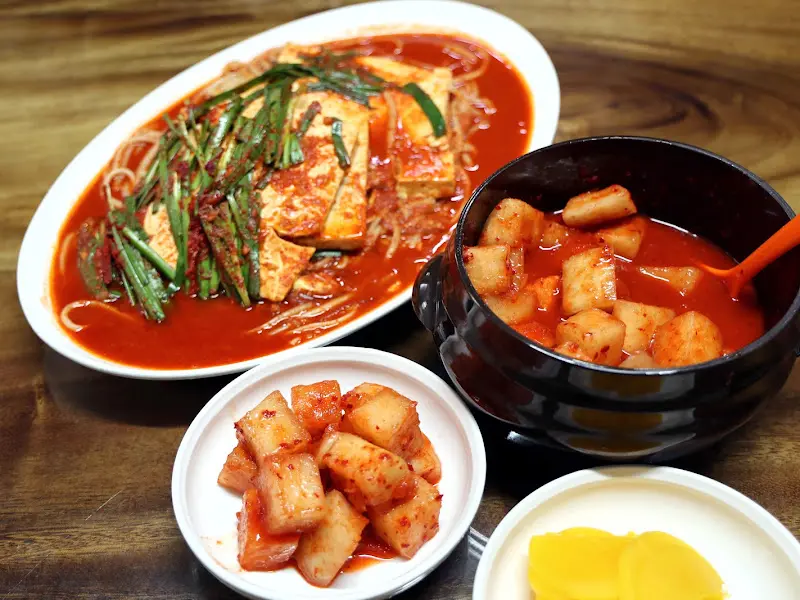 두부두루치기와 깍두기, 단무지