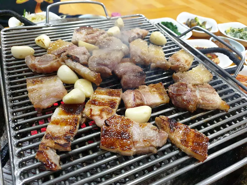 삼겹살과 마늘 구이