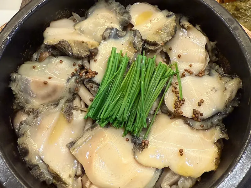 윤기가 흐르는 전복 솥밥