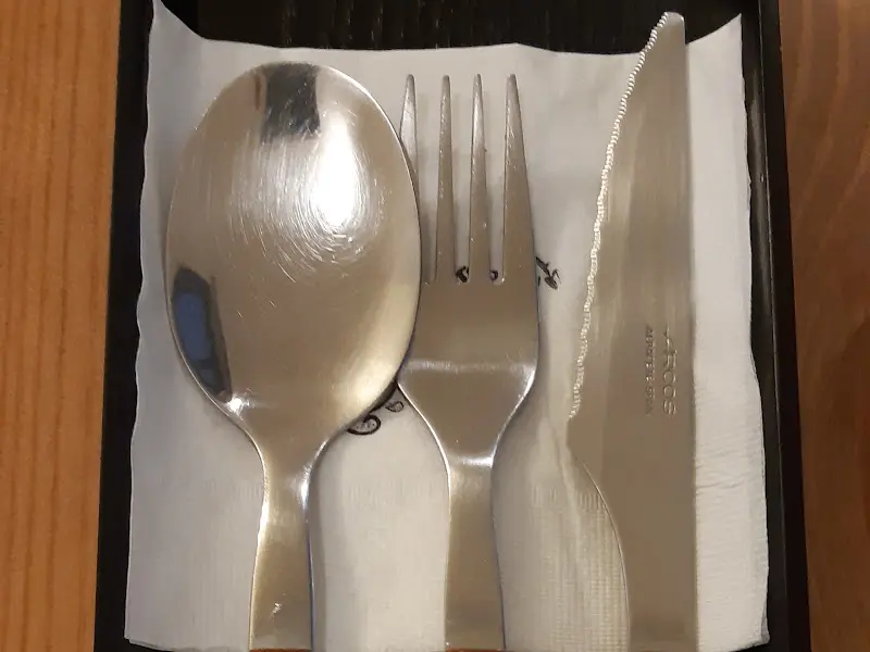 깔끔하게 세팅된 식기류