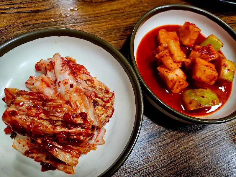 육개장과 함께 제공되는 김치와 깍두기