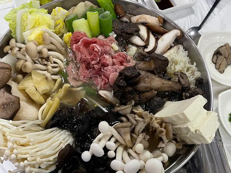 다양한 버섯이 가득한 전골