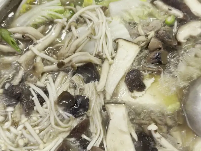 버섯이 가득한 전골