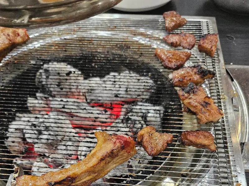 숯불 위 갈비 조각들