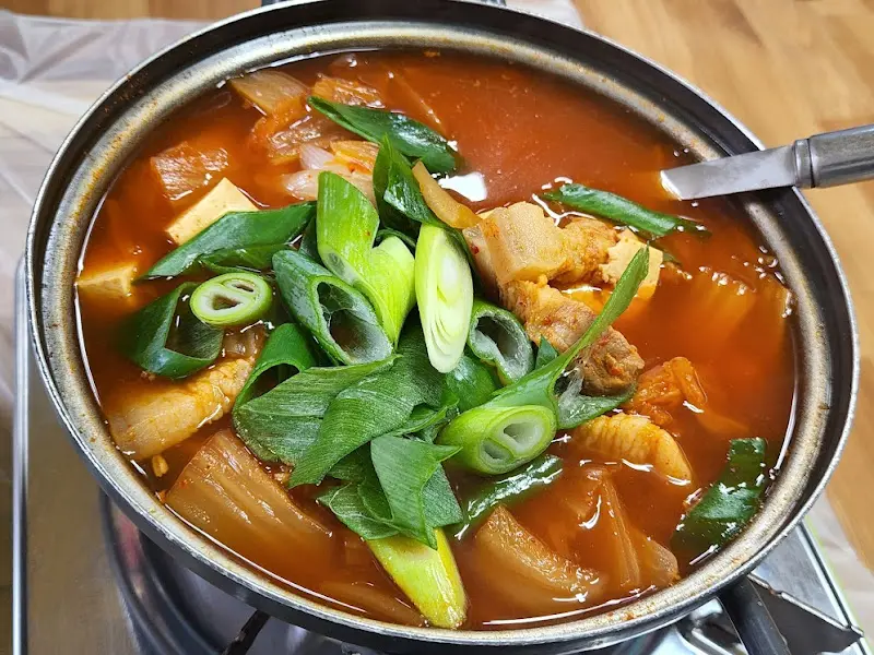 김치찌개가 뚝배기 안에서 보글보글 끓고 있는 모습