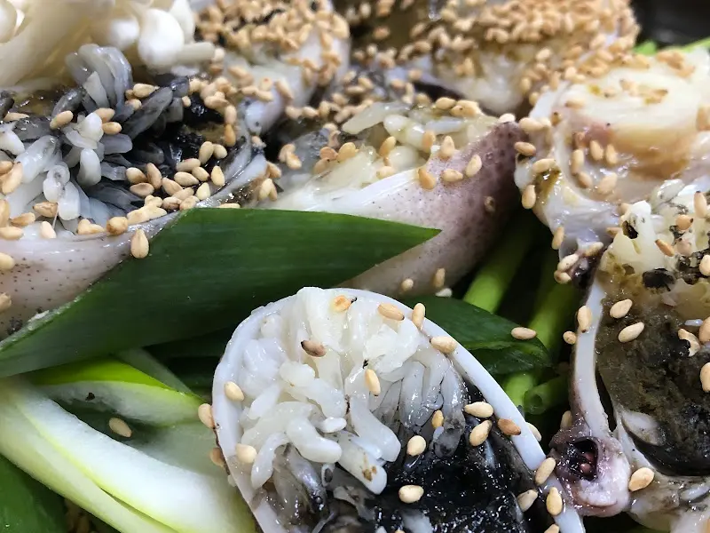 싱싱한 바지락회무침의 클로즈업 사진