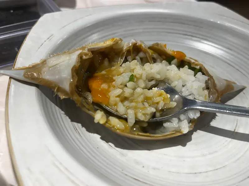 게딱지에 밥을 비벼먹는 모습